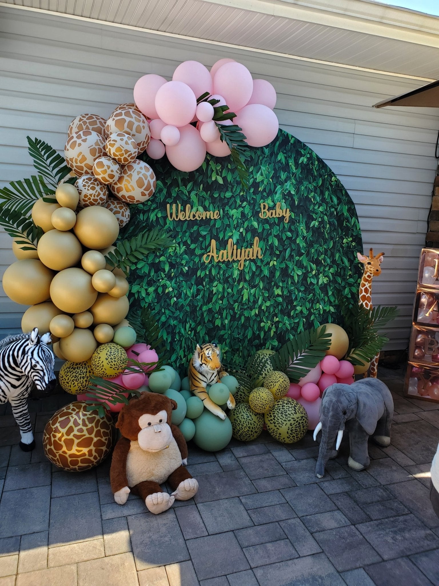 jungle themed organic circle balloon arch with tropical backdrop decoration