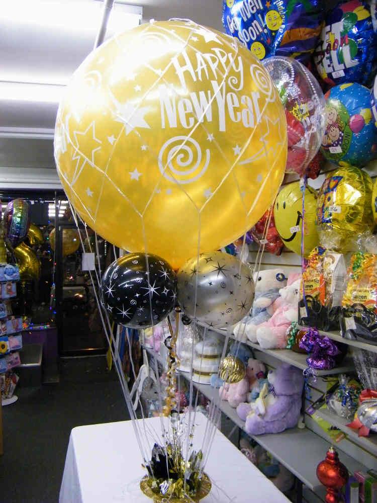 New Year's Eve balloon centerpiece with 2–3 FT black and gold hot air balloon design