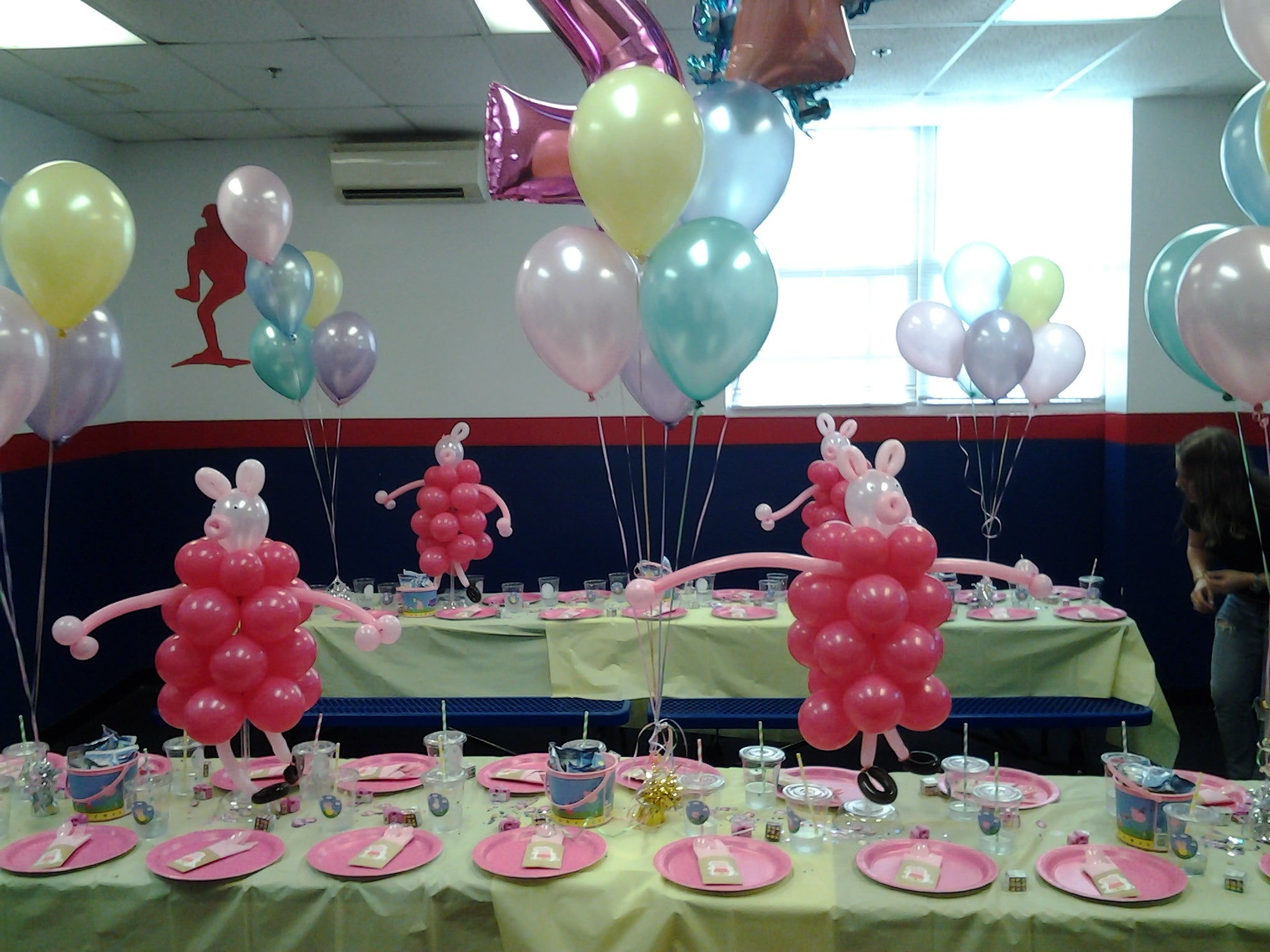 Peppa Pig balloon sculpture tabletop centerpiece made with latex and curly Q balloons
