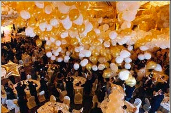 DIY Balloon Drop Kit with net, latex balloons, and hand pumps – Balloon Pro packaging and setup example